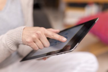 kadın el dijital tablet ekrana dokunmak.