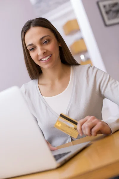 Happy woman shopping online with credit card and computer.Intern — ストック写真