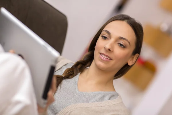 Retrato de mujer sentada en sofá con tablet pc —  Fotos de Stock