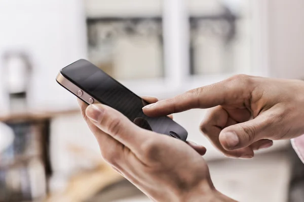 Meisje hand aanraken op touchscreen mobiele slimme telefoon — Stockfoto