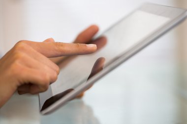 Close-Up dijital tablet pc ile çalışan kadın