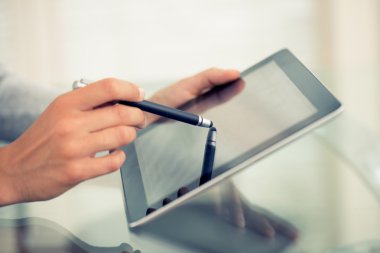 eller kadın kalem ve tablet pc ile yakın çekim
