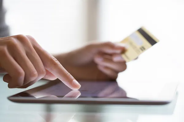 Mujer de compras con tablet PC y tarjeta de crédito .indoor.close-up — Foto de Stock