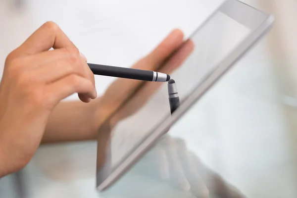 Крупный план рук женщины с оцифрованной ручкой и планшетным ПК — стоковое фото