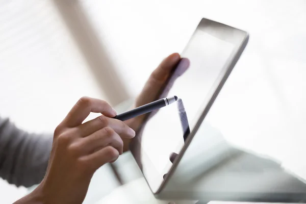 Primo piano di mani donna con penna digitalizzata e tablet pc — Foto Stock