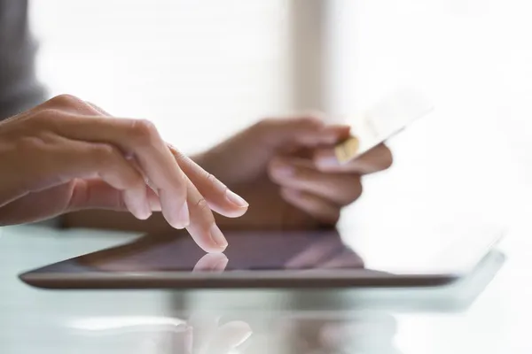 Vrouw winkelen met behulp van tablet pc en credit kaart.indoor.close-up — Stockfoto