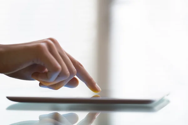 Close-up da mulher que trabalha com tablet digital pc — Fotografia de Stock