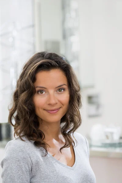 Portrait of beautiful young brunette woman with attractive smile — Stock Photo, Image