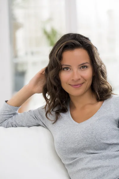 Portrait of beautiful young brunette woman with attractive smile — Stock Photo, Image