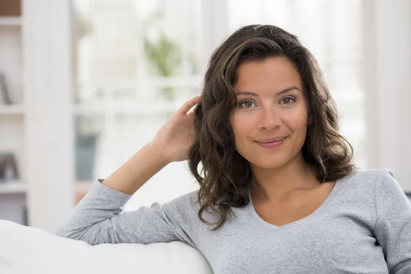 Portrait of beautiful young brunette woman with attractive smile — Stock Photo, Image