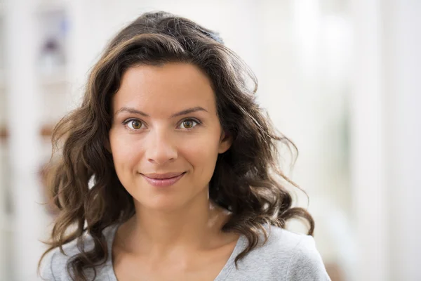 Portrait of beautiful young brunette woman with attractive smile — Stock Photo, Image