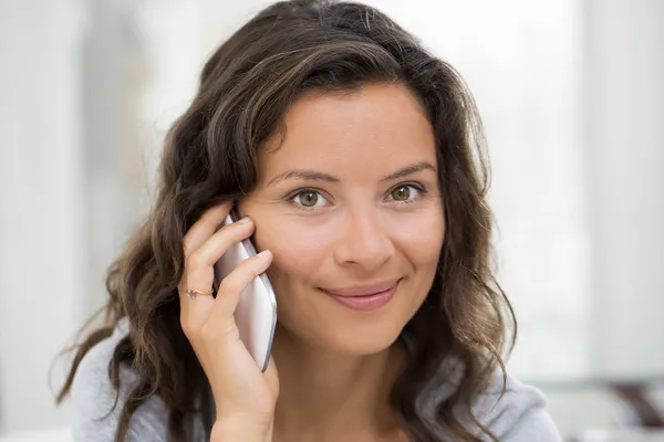 Mujer llamando con teléfono celular en la sala de estar — Foto de Stock