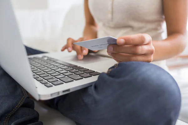 Kvinna med kreditkort och bärbar dator indoor.close-upp — Stockfoto