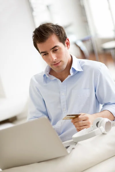 A man buys music online, at home — Stock Photo, Image