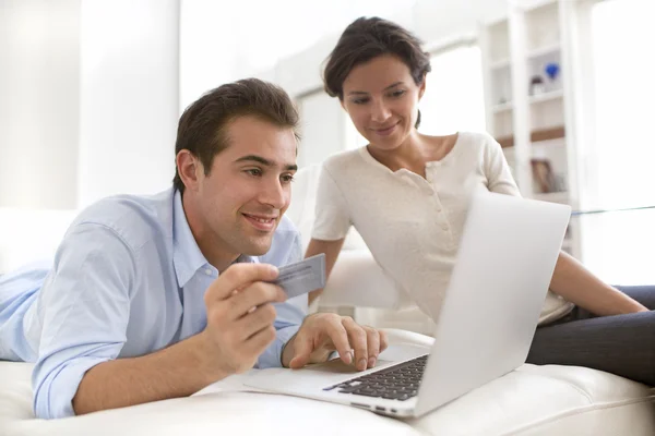 Couple using credit card to shop online — Stock Photo, Image