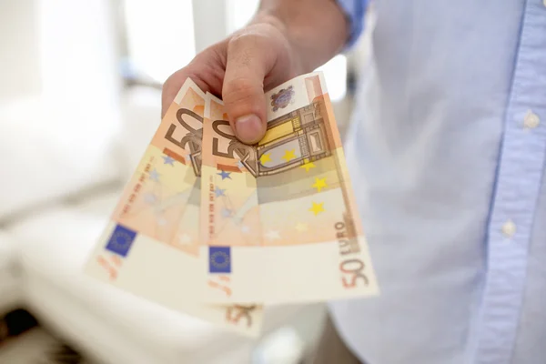 Ruka drží Evropský bankovky — Stock fotografie