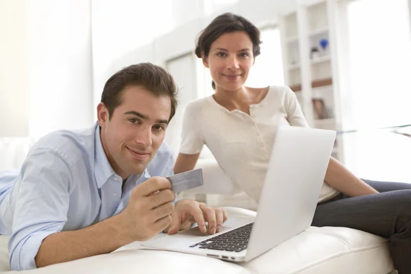 Пара, использующая кредитную карту для покупок онлайн — стоковое фото