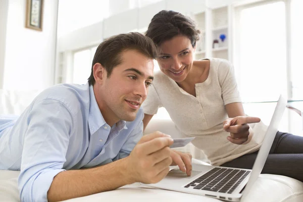 Paar creditcard gebruiken om te winkelen online — Stockfoto