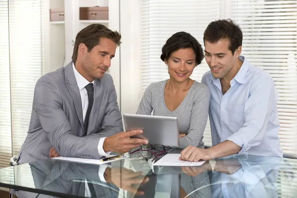 Financial consultant presenting a new project investment to a sm — Stock Photo, Image