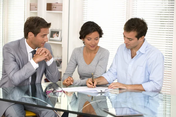 Couple with real-estate agent signing home investment contract — Stock Photo, Image