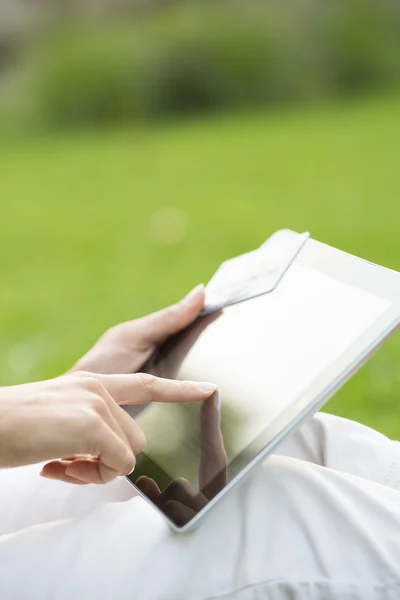 Primo piano mani di donna in possesso di una carta di credito e utilizzando tablet pc — Foto Stock