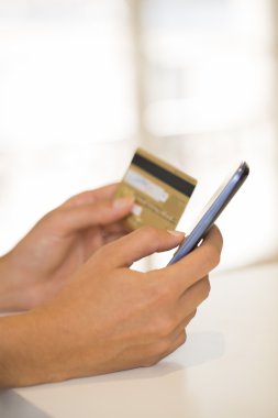 yakın çekim kadının elleri kredi kartı tutan ve kullanarak hücre fon