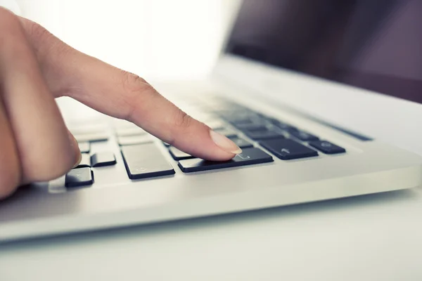 Mano femminile utilizzando la tastiera del computer, inserire il pulsante — Foto Stock