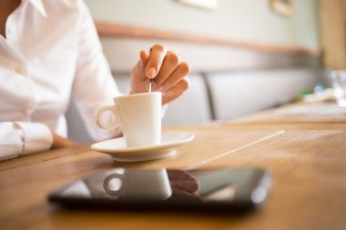 kadın içme espresso café, cep telefonu