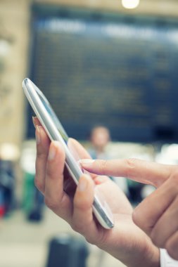 yakın tren istasyonunda, cep telefonunu kullanarak eller kadının b