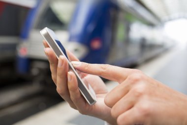 eller kadın istasyonu platfo cep telefonu kullanarak, yakın çekim