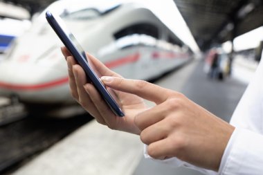 eller kadın istasyonu platfo cep telefonu kullanarak, yakın çekim