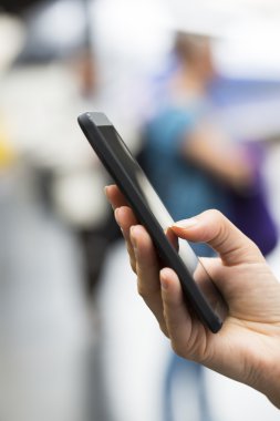 bir tren istasyonunda cep telefonunu kullanarak eller kadının yakın çekim