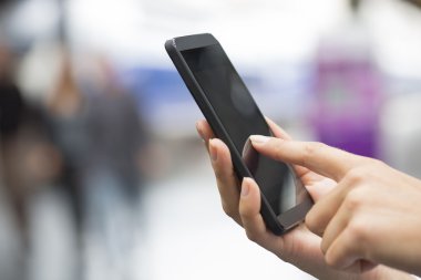 bir tren istasyonunda cep telefonunu kullanarak eller kadının yakın çekim