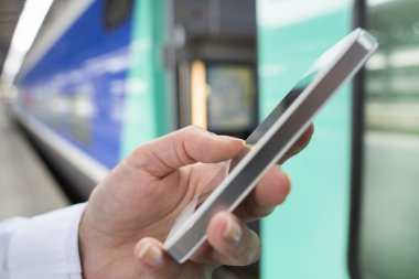 eller kadının peronda cep telefonunu kullanarak kapatın
