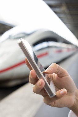eller kadın istasyonu platfo cep telefonu kullanarak, yakın çekim