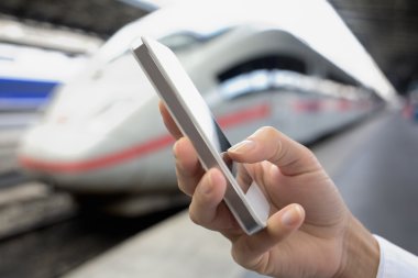 kadının el cep telefonu bir istasyonu platformu kullanarak kapatın