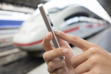 eller kadın istasyonu platfo cep telefonu kullanarak, yakın çekim