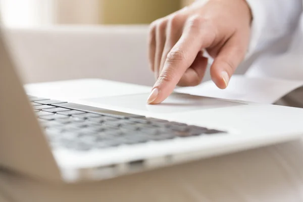 Kvinnliga händer att skriva på en laptop styrplattan — Stockfoto