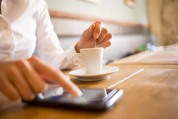 Gros plan des mains femme en utilisant son téléphone portable dans le restaurant — Photo