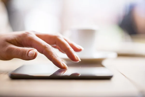 Nahaufnahme der Hände einer Frau mit ihrem Tablet-PC im Restaurant — Stockfoto