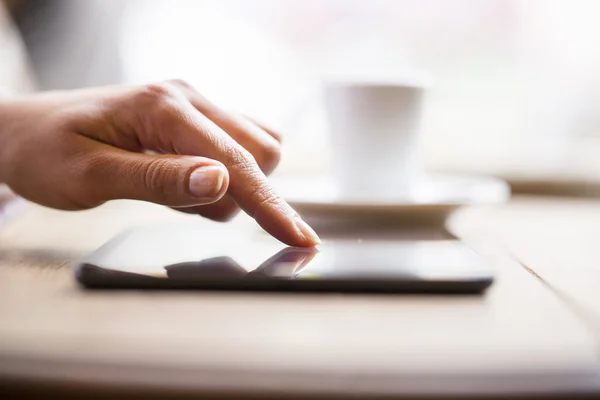 Primer plano de las manos de la mujer utilizando su PC tableta en el restaurante — Foto de Stock