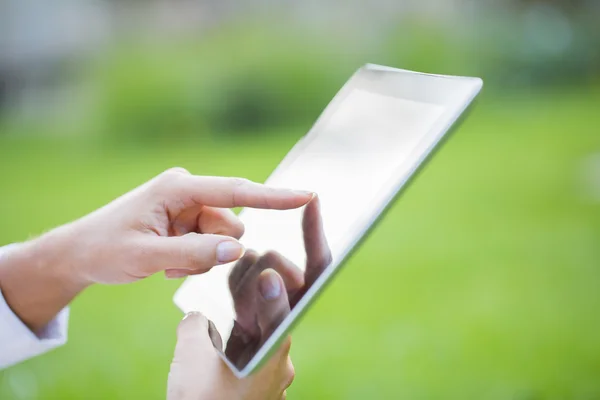Frau mit digitalem Tablet-PC im Park. — Stockfoto