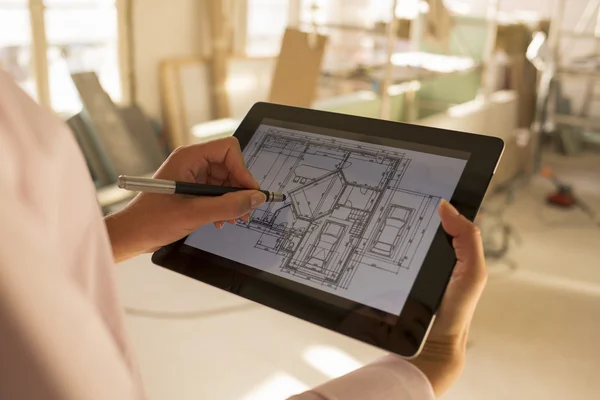 Architect vrouw die werkt met elektronische tablet — Stockfoto