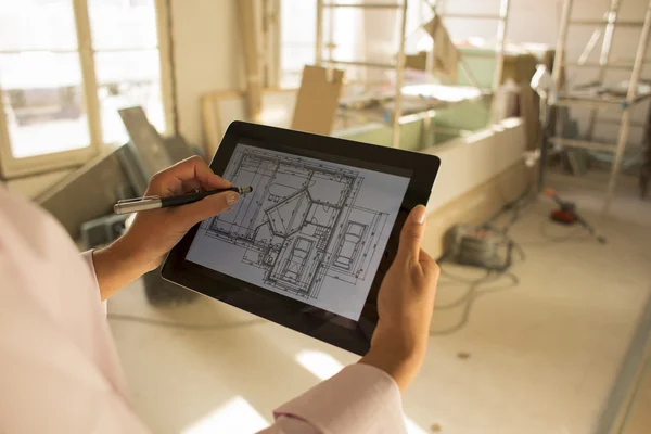 Architect woman working with electronic tablet — Stock Photo, Image