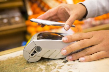 kadın nfc teknolojisi cep telefonu, alışveriş, süpermarket ile ödeme
