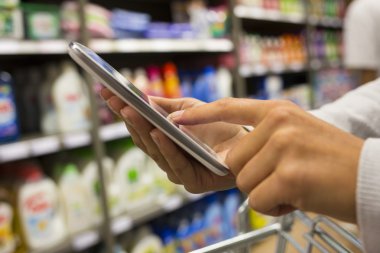 Elektronik tablet ile çalışan kadın mimar