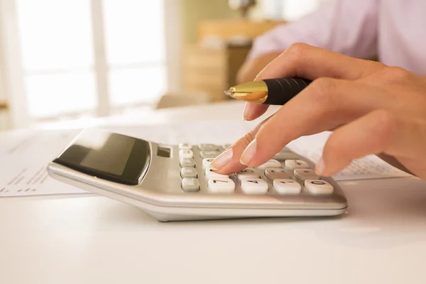 Руки жінки з калькулятором і ручкою, бухгалтерський облік . — стокове фото