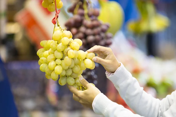 Mujer compra frutas y verduras en un mercado — Foto de Stock