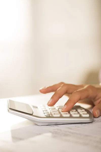 Руки жінки з калькулятором, бухгалтерський облік . — стокове фото