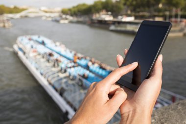 cep telefonunu kullanan kadın arka plan, paris